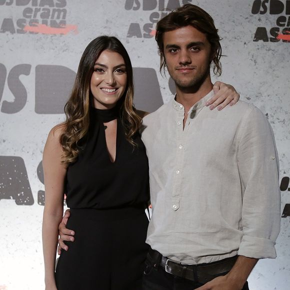 Felipe Simas e a mulher, a jornalista Mariana Uhlmann, não vivem crise no casamento