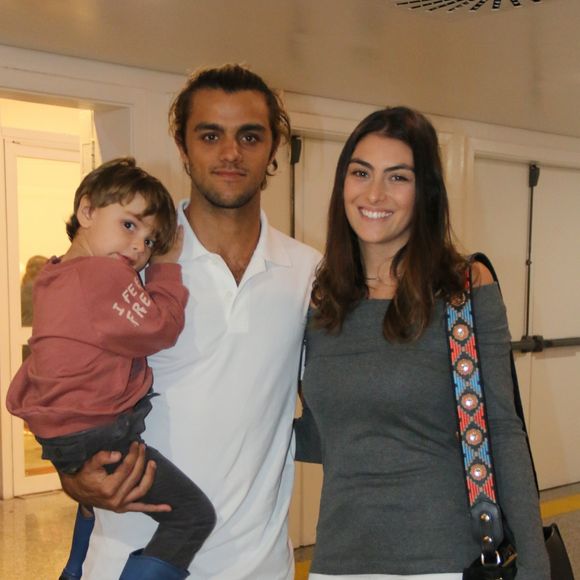 Pai de Maria e Joaquim, Felipe Simas disse que tenta não ficar no celular quando está com a família