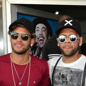 Neymar posa estiloso ao lado de Daniel Alves
