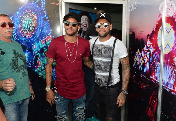 Neymar posa estiloso ao lado de Daniel Alves