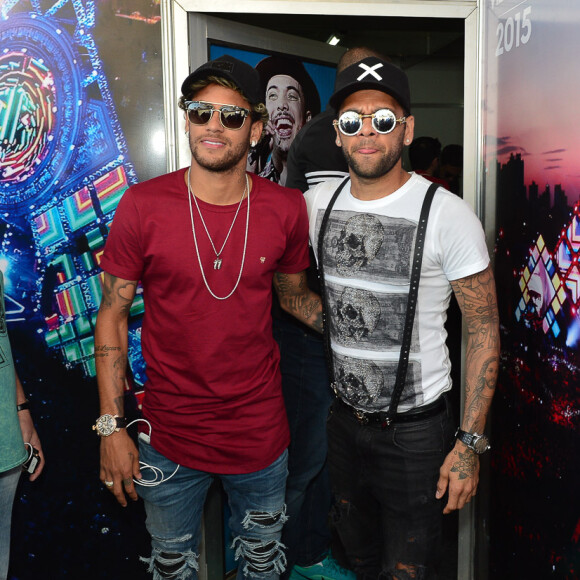Neymar posa estiloso ao lado de Daniel Alves
