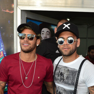 Neymar e Daniel Alves se divertiram ao som de Wesley Safadão
