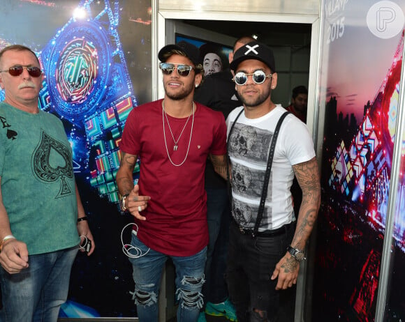 Neymar e Daniel Alves se divertiram ao som de Wesley Safadão