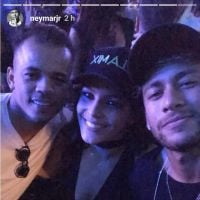 Ex-BBB Emilly surge abraçada a amigo de Neymar e jogador comenta: 'Meu casal'