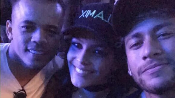 Ex-BBB Emilly Araújo posa com Jota Amâncio e Neymar em festival de música, em 2 de julho de 2017