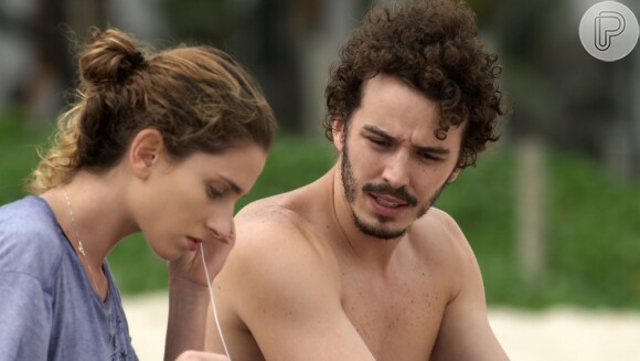 Na novela 'A Força do Querer', Ivana (Carol Duarte) se decepciona após perder a virgindade com Claudio (Gabriel Stauffer) e tem crise de choro