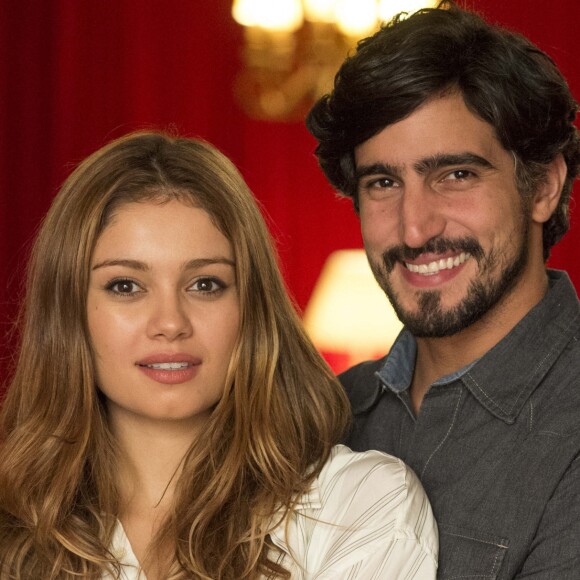 Alice (Sophie Charlotte) e Renato (Renato Góes) se encontram escondidos e viram amantes na série 'Os Dias Eram Assim'