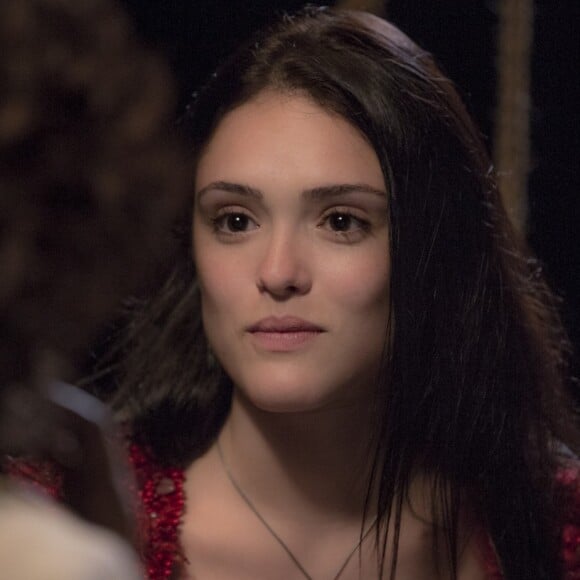 Anna (Isabelle Drummond) conta para Joaquim (Chay Suede) a verdade sobre a paternidade de Vitória, no capítulo que vai ao ar segunda-feira, dia 10 de julho de 2017, na novela 'Novo Mundo'