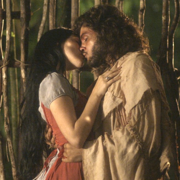 Por causa do casamento de Piatã (Rodrigo Simas) e Jacira (Giullia Buscacio), Joaquim (Chay Suede) e Anna (Isabelle Drummond) resolvem ficar mais tempo na aldeia, no capítulo que vai ao ar terça-feira, dia 11 de julho de 2017, na novela 'Novo Mundo'