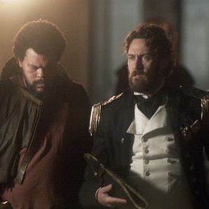 Thomas (Gabriel Braga Nunes) se aproxima de Santos com seus jagunços e Joaquim (Chay Suede) é avisado por Olinto (Daniel Dantas) da chegada do vilão, no capítulo que vai ao ar sábado, dia 15 de julho de 2017, na novela 'Novo Mundo'