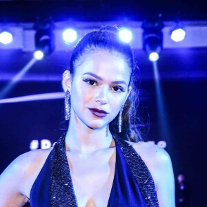 Bruna Marquezine mostra elegância em evento de moda em Paris