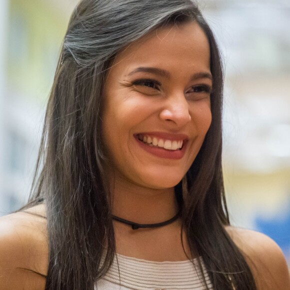 'Ela me chamou de pobre, me xingou, ofendeu minha família e amigos e ainda jogou um copo de água no camarote onde eu estava', contou a ex-BBB Emilly