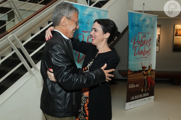 Silvia Buarque abraçou Chico Buarque no lançamento do filme