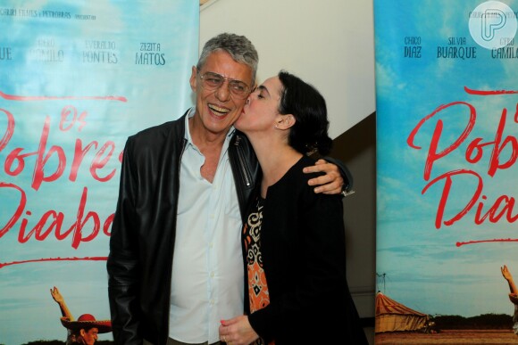 Silvia Buarque deu um beijo no rosto do pai, Chico Buarque