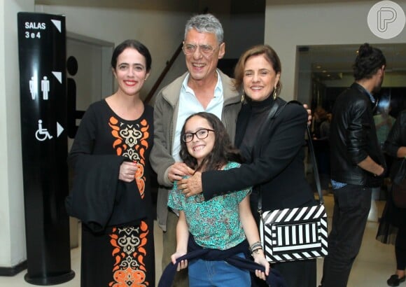 Silvia Buarque foi prestigiada pelos pais, Marieta Severo e Chico Buarque, na pré-estreia do filme 'Os Pobres Diabos', no Rio, na última segunda-feira, 3 de junho de 2017