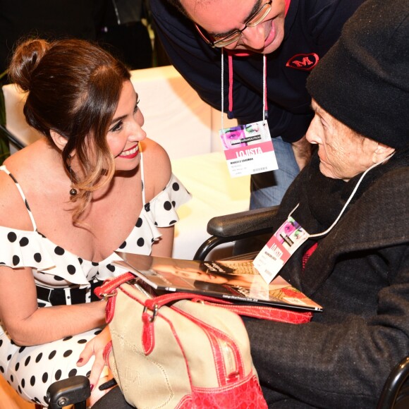 Giovanna Antonelli recebe carinho de fã idosa durante evento de moda na Feira Fenin, em São Paulo, na noite desta segunda-feira, 3 de junho de 2017