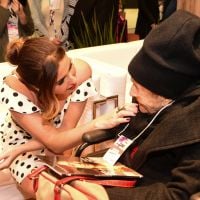 Giovanna Antonelli recebe carinho de fã idosa em evento de moda em SP. Fotos!