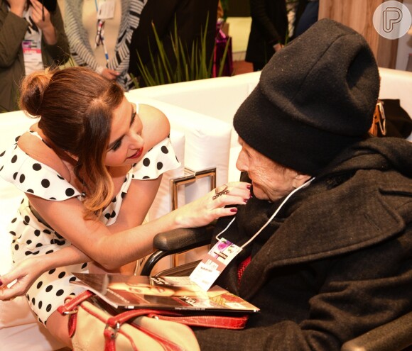 Giovanna Antonelli recebe carinho de fã idosa durante evento de moda na Feira Fenin, em São Paulo, na noite desta segunda-feira, 3 de junho de 2017