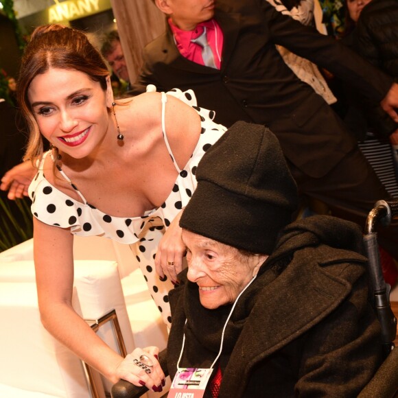 Giovanna Antonelli posa com fã idosa durante evento de moda na Feira Fenin, em São Paulo, na noite desta segunda-feira, 3 de junho de 2017