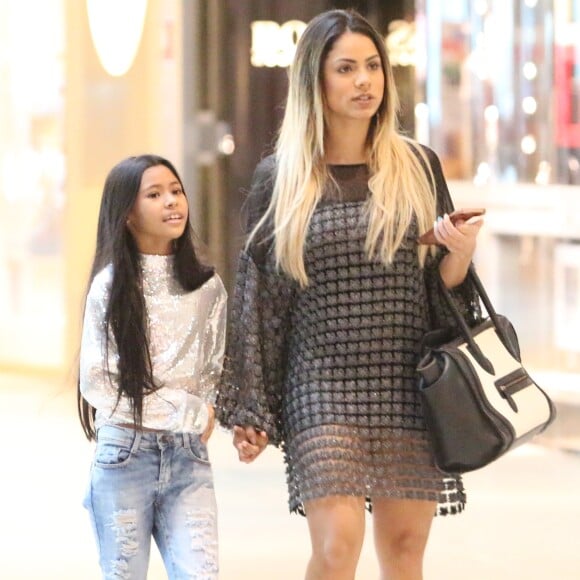 Lexa levou a irmã caçula, Wenny Isa, de 8 anos, para uma tarde de passeio no shopping