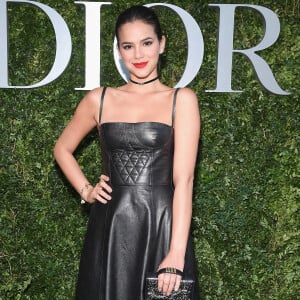 Bruna Marquezine esteve presente no desfile de alta-costura que celebrou os 70 anos da Dior, em Paris, na França, em 3 de julho de 2017