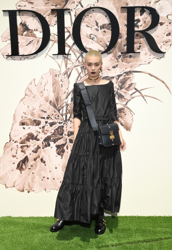 Chisaki Hatakeyama prestigiou o desfile de alta-costura que celebrou os 70 anos da Dior, em Paris, na França, em 3 de julho de 2017