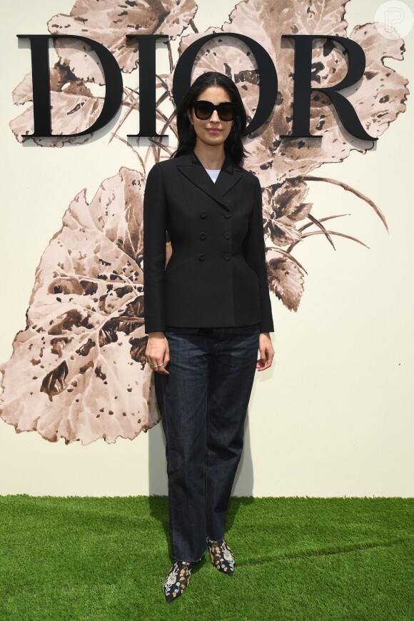 Caroline Issa, diretora de moda da revista 'Tank', prestigiou o desfile de alta-costura que celebrou os 70 anos da Dior, em Paris, na França, em 3 de julho de 2017