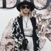 Jennifer Lawrence prestigiou o desfile de alta-costura que celebrou os 70 anos da Dior, em Paris, na França, em 3 de julho de 2017