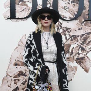 Jennifer Lawrence prestigiou o desfile de alta-costura que celebrou os 70 anos da Dior, em Paris, na França, em 3 de julho de 2017