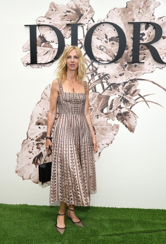 A atriz e cantora Sandrine Kiberlain também prestigiou o desfile de alta-costura que celebrou os 70 anos da Dior, em Paris, na França, em 3 de julho de 2017