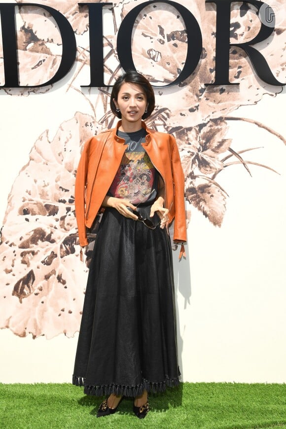 A atriz Hikari Mitsushima prestigiou o desfile de alta-costura que celebrou os 70 anos da Dior, em Paris, na França, em 3 de julho de 2017