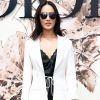 A digital influencer Nicole Warne, do Gary Pepper Girl, prestigiou o desfile de alta-costura que celebrou os 70 anos da Dior, em Paris, na França, em 3 de julho de 2017