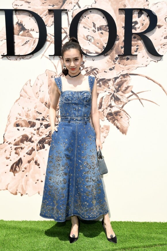 A modelo, atriz e cantora Angelababy prestigiou o desfile de alta-costura que celebrou os 70 anos da Dior, em Paris, na França, em 3 de julho de 2017