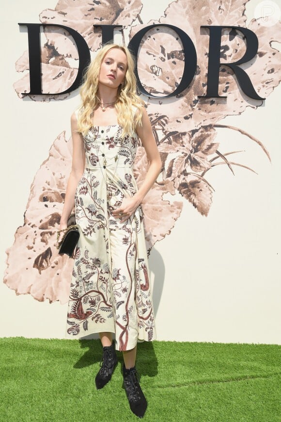 A modelo Daria Strokous prestigiou o desfile de alta-costura que celebrou os 70 anos da Dior, em Paris, na França, em 3 de julho de 2017