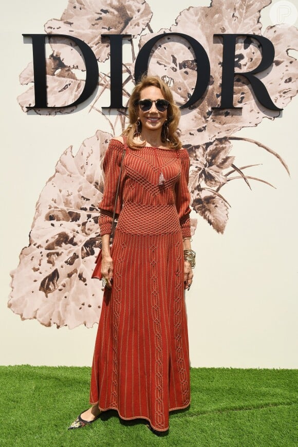 A atriz e modelo norte-americana Marisa Berenson prestigiou o desfile de alta-costura que celebrou os 70 anos da Dior, em Paris, na França, em 3 de julho de 2017