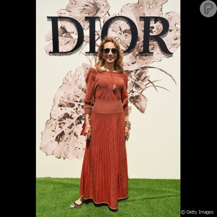 A atriz e modelo norte-americana Marisa Berenson prestigiou o desfile de  alta-costura que celebrou os 70 anos da Dior, em Paris, na França, em 3 de  julho de 201 - Purepeople