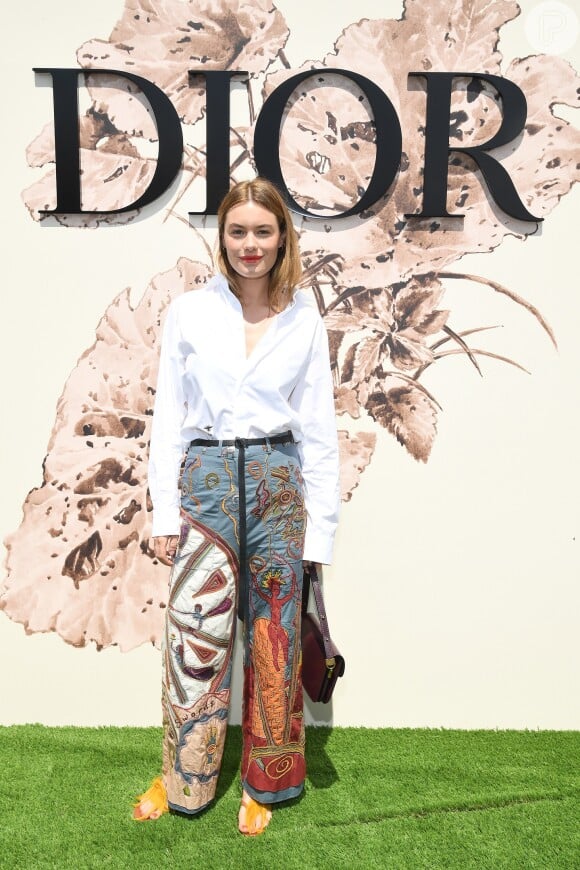 A modelo franco-americana Camille Rowe prestigiou o desfile de alta-costura que celebrou os 70 anos da Dior, em Paris, na França, em 3 de julho de 2017