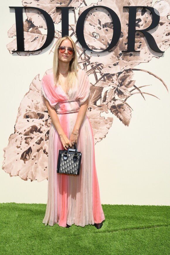 A it girl Charlotte Groeneveld posa no desfile de alta-costura que celebrou os 70 anos da Dior, em Paris, na França, em 3 de julho de 2017