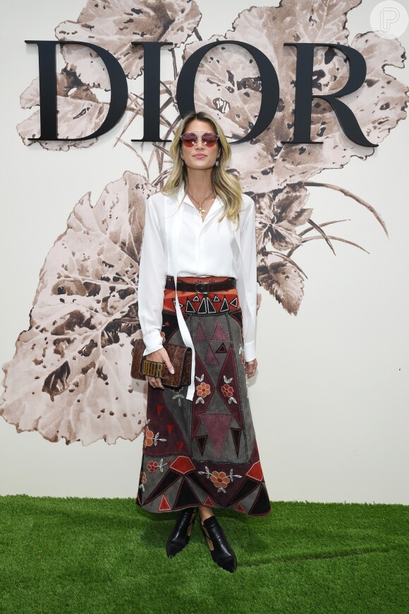 A influencer, blogueira e empresária brasileira Helena Bordon se jogou no estilo boho chic para o desfile de alta-costura que celebrou os 70 anos da Dior, em Paris, na França, em 3 de julho de 2017