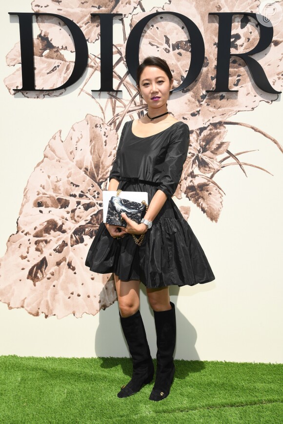 A atriz Gong Hyo Jin prestigiou o desfile de alta-costura que celebrou os 70 anos da Dior, em Paris, na França, em 3 de julho de 2017