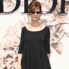 A atriz italiana Laura Morante prestigiou o desfile de alta-costura que celebrou os 70 anos da Dior, em Paris, na França, em 3 de julho de 2017