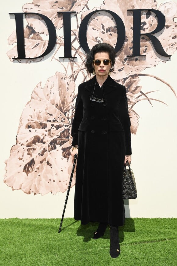 Bianca Jagger prestigiou o desfile de alta-costura que celebrou os 70 anos da Dior, em Paris, na França, em 3 de julho de 2017