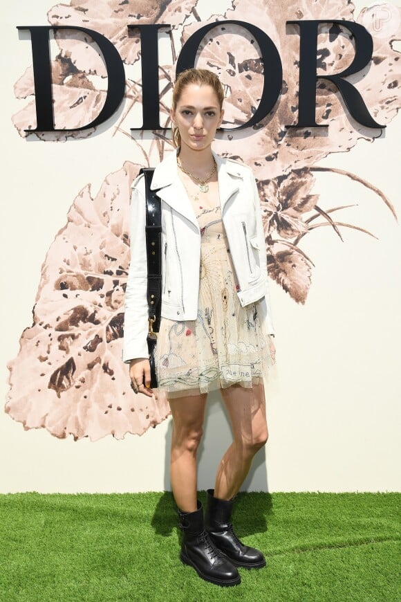 A consultora de moda Sofia Sanchez de Betak prestigiou o desfile de alta-costura que celebrou os 70 anos da Dior, em Paris, na França, em 3 de julho de 2017