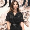 Julia Restoin prestigiou o desfile de alta-costura que celebrou os 70 anos da Dior, em Paris, na França, em 3 de julho de 2017