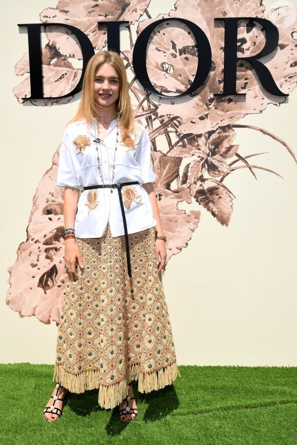 A top russa Natalia Vodianova prestigiou o desfile de alta-costura que celebrou os 70 anos da Dior, em Paris, na França, em 3 de julho de 2017