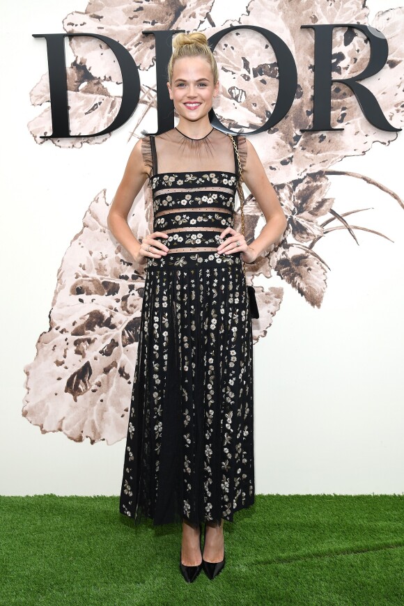 A modelo e atriz inglesa Gabriella Wilde prestigiou o desfile de alta-costura que celebrou os 70 anos da Dior, em Paris, na França, em 3 de julho de 2017