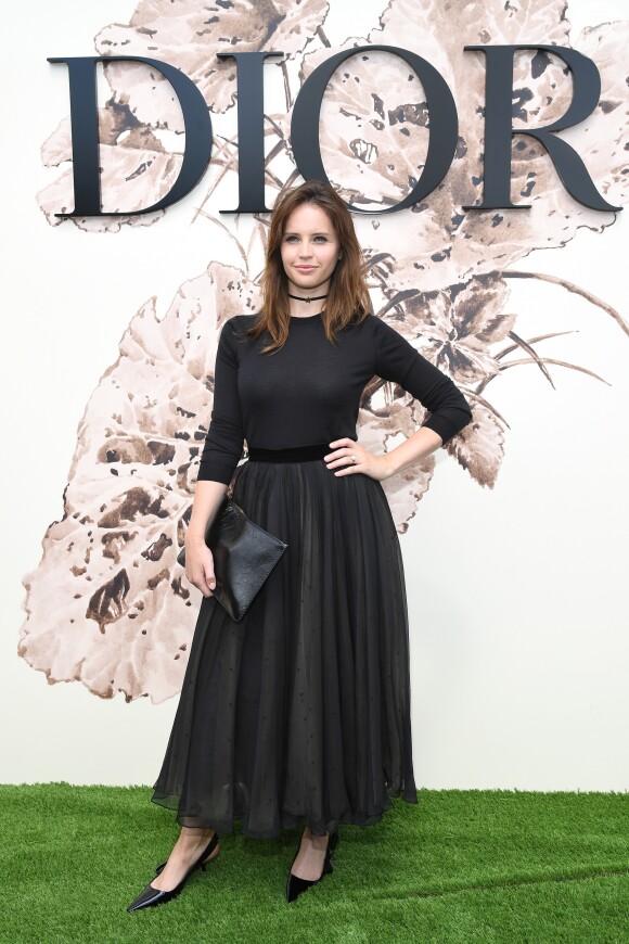 A atriz britânica Felicity Jones esteve no desfile de alta-costura que celebrou os 70 anos da Dior, em Paris, na França, em 3 de julho de 2017