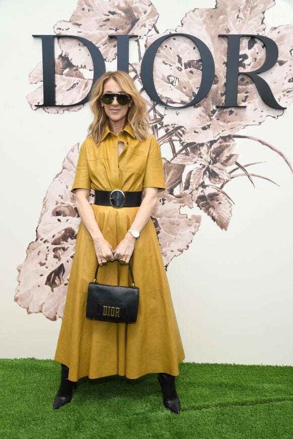 A cantora Celine Dion apostou em botas e bolsa Dior para o desfile de alta-costura que celebrou os 70 anos da grife, em Paris, na França, em 3 de julho de 2017