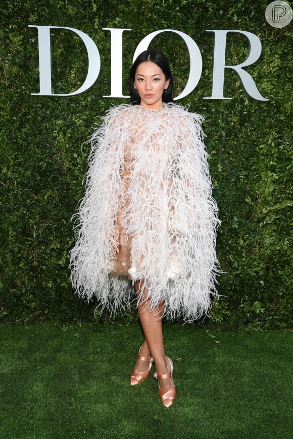  Tina Leung, atriz chinesa, escolheu um look impactante para o lançamento da exibição 'Christian Dior, couturier du rêve', em celebração aos 70 anos da Dior, em Paris, na França, em 3 de julho de 2017  