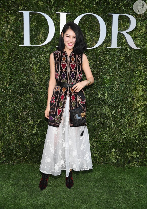 Convidada posa no lançamento da exibição 'Christian Dior, couturier du rêve', em celebração aos 70 anos da Dior, em Paris, na França, em 3 de julho de 2017  